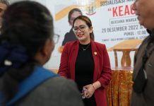 Legislator Golkar Debbie Rusdin Sosialisasi Kebangsaan, Ingatkan Warga Untuk Menjaga Toleransi dan Kerukunan FOTO: Anggota DPRD Sulawesi Selatan, Debbie Purnama Rusdin menyapa konstituennya diakhir tahun 2022.