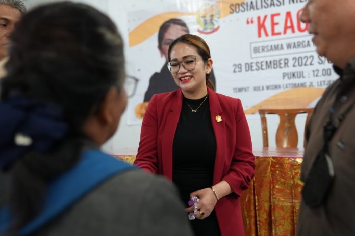 FOTO: Anggota DPRD Sulawesi Selatan, Debbie Purnama Rusdin menyapa konstituennya diakhir tahun 2022.