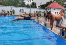 Latihan Renang Prajurit Yonmarhanlan VI Makassar FOTO: Prajurit Sarang Petarung Yonmarhanlan VI melaksanakan Latihan Renang di Kolam Renang Tirto Sagoro 05 Lantamal VI. Jum'at (30/12/2022).