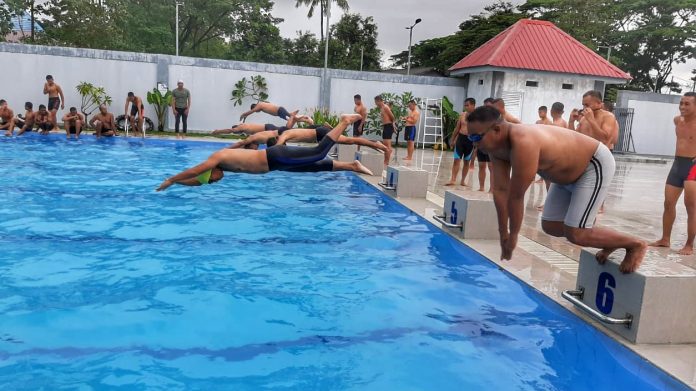 FOTO: Prajurit Sarang Petarung Yonmarhanlan VI melaksanakan Latihan Renang di Kolam Renang Tirto Sagoro 05 Lantamal VI. Jum'at (30/12/2022).