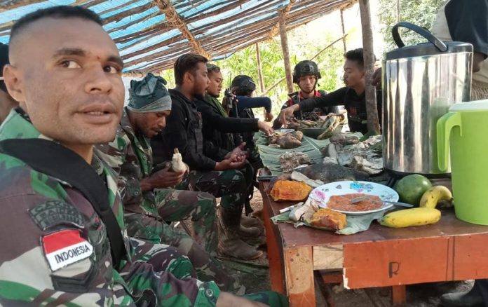 FOTO: Babinsa Koramil 1715-04/Okbibab menghadiri acara ibadah syukur natal yang dilaksanakan oleh masyarakat Kampung Okaplo, Distrik Okbibab, Kabupaten Pengunungan Bintang, Papua Pegunungan, Jum’at (30/12).