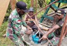 Kodim 1715/Yahukimo Bantu Pembuatan Saluran Air Bersih Masyarakat FOTO: Personel dari Kodim 1715/ Yahukimo dan Koramil 1715-06/Dekai melaksanakan kegiatan pembuatan saluran air bersih bagi masyarakat, bertempat di jalan Eselon 4, Distrik Dekai, Kab.Yahukimo, Jum’at (30/12/22).