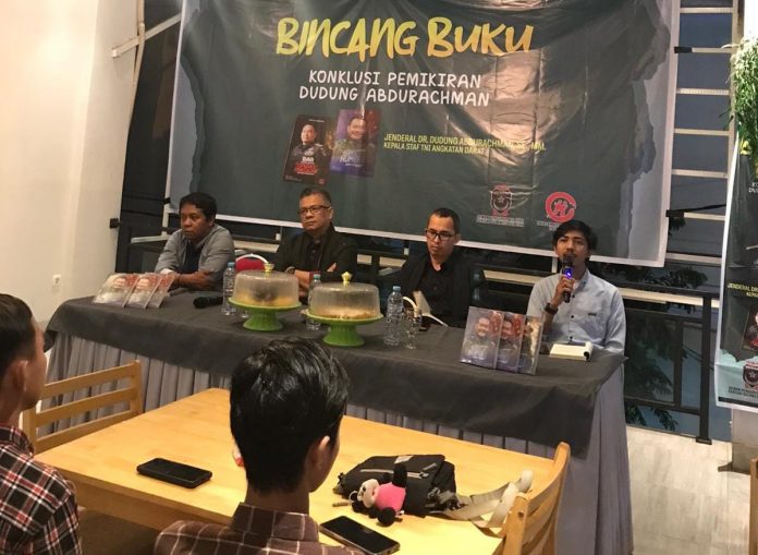 FOTO: Prof Dr Mustari Mustafa, M.Pd , Dr. Abdi, M Pd dan Taqwa Bahar, SH,MH. Hadir dalam bincang buku Kisah Kepala Staf Angkatan Darat (KSAD) Jenderal Dudung Abdurrachman di Meelo Cafe, Samata, Gowa, Jumat 30 Desember 2022.