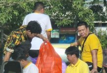 Kembali DPD II Golkar Makassar Beri Bantuan Kepada Warga Kodam III Katimbang Terdampak Banjir FOTO: Kepala sekretariat DPD II partai golkar makassar Muharram Majid saat mendistribusikan bantuan ke perumahan Kodam III, Kelurahan Katimbang, Kota Makassar. Sabtu (31/12/2022)