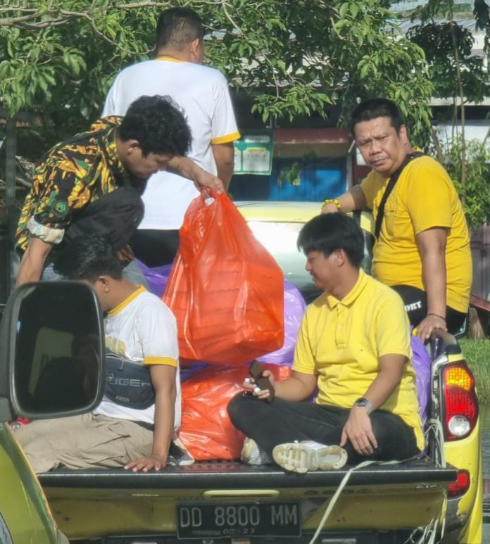 FOTO: Kepala sekretariat DPD II partai golkar makassar Muharram Majid saat mendistribusikan bantuan ke perumahan Kodam III, Kelurahan Katimbang, Kota Makassar. Sabtu (31/12/2022)