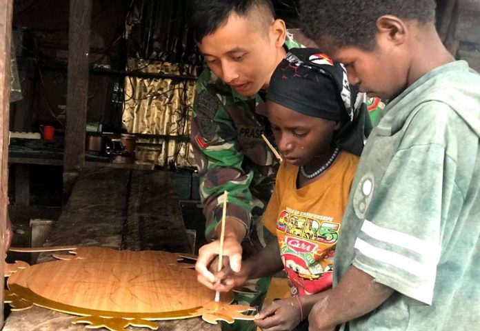 FOTO: Personel Pos Yigi Satgas Yonif Raider 321/GT/13/1 Kostrad berinisiatif mengajarkan anak Distrik Yigi membuat kerajinan tangan. Kerajinan tangan yang diajarkan ialah cara membuat hiasan dinding.