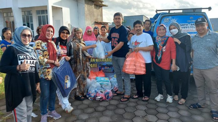 FOTO: Pengurus Pusat IKM Parepare Beri Bantuan ke Warga Terdampak Banjir di Blok 10 Perumnas Antang. Sabtu (31/12/2022)