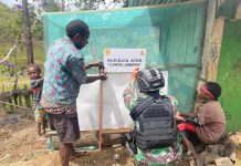 Rayakan Tahun Baru, Prajurit Cakra Jawara Ajarkan Budidaya Ayam di Distrik Mbua FOTO: Satgas Yonif Raider 321/GT/13/1 Kostrad Pos Kotis Mbua memberikan bantuan hewan ternak ayam kepada masyarakat Distrik Mbua, Kabupaten Nduga, Papua.