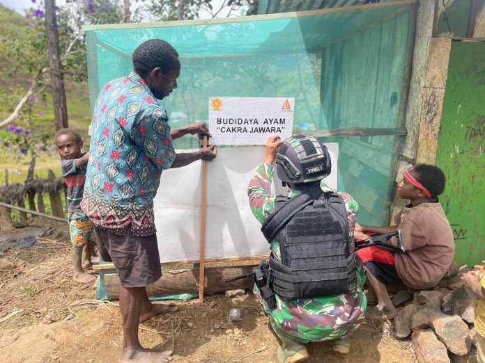 FOTO: Satgas Yonif Raider 321/GT/13/1 Kostrad Pos Kotis Mbua memberikan bantuan hewan ternak ayam kepada masyarakat Distrik Mbua, Kabupaten Nduga, Papua.