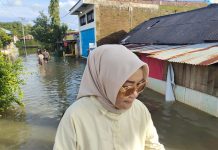 Tetap Kompak, Pimcam Ujung Pandang Ikut Bagian Beri Bantuan DPD II Golkar Makassar ke Warga Kodam III Terdampak Banjir FOTO: Warni Saharuddin Pimpinan Kecamatan Ujung Pandang saat ikut membantu mendistribusikan bantuan kepada warga terdampak banjir di Perumahan Kodam III, Kelurahan Katimbang, Kecamatan Biringkanaya, Kota Makassar. Sabtu (31/12/2022)