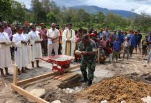 Letakan Batu Pertama Pembangunan Gedung Pastoral ini Pesan Dandim 1702/JWY FOTO: Dandim 1702/JWY Letkol Cpn Athenius Murip, S.H.,M.H saat letakan batu pertama Gedung Pastoral Gereja Katolik Paroki Imanuel bertempat di Kampung Elagaima Distrik Hubikosi Kabupaten Jayawijaya Provinsi Papua Pegunungan. (29/12/2022)