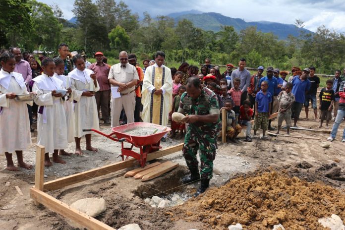 FOTO: Dandim 1702/JWY Letkol Cpn Athenius Murip, S.H.,M.H saat letakan batu pertama Gedung Pastoral Gereja Katolik Paroki Imanuel bertempat di Kampung Elagaima Distrik Hubikosi Kabupaten Jayawijaya Provinsi Papua Pegunungan. (29/12/2022)