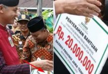 Ganjar Pakai Dana Baznas untuk Kader PDIP, Presiden Jokowi Tidak Boleh Tinggal Diam FOTO: Gubernur Jawa Tengah Ganjar Pranowo saat memberi bantuan kepada kader PDI Perjuangan di Jateng.