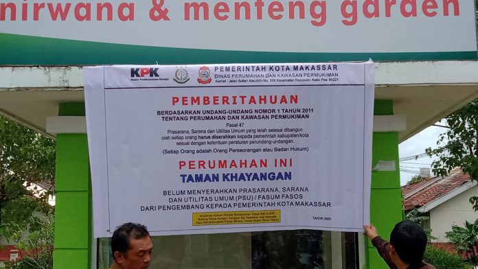 FOTO: Papan bicara penyegelan PSU di Perumahan Taman Khayangan Tanjung Bunga, Kecamatan Tamalate, Kota Makassar.