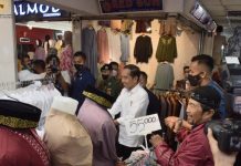Ke Tanah Abang, Wartawan Tanya isu Reshuffle Hingga Perpu Cipta Kerja, ini Jawaban Presiden FOTO: Presiden Joko Widodo saat meninjau kawasan pasar Tanah Abang di Jakarta. Senin (2/1/2023) foto Seskab.