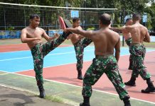 Asah Kemampuan Prajurit Petarung!! Yonmarhanlan VI Makassar Laksanakan Latihan Beladiri Gabungan FOTO: Prajurit Petarung Batalyon Marinir Pertahanan Pangkalan (Yonmarhanlan) VI Makassar melaksanakan latihan beladiri gabungan di Lapangan Apel Batalyon Jalan Yos Sudarso No.308 Kota Makassar. Senin (02/01/2023).