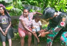 Mantri Kostrad Berikan Pengobatan Honai to Honai Kampung Napua Jayawijaya Papua FOTO: Mantri Satgas Yonif Raider 321/GT/13/1 Kostrad memberikan pelayanan kesehatan gratis "Honai to Honai" kepada warga di Kampung Napua, Distrik Napua, Kabupaten Jayawijaya, Papua.