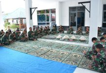Semangat Tahun Baru 2023, Petarung Yonmarhanlan VI Laksanakan Do’a Bersama FOTO: Prajurit Petarung Batalyon Marinir Pertahanan Pangkalan (Yonmarhanlan) VI Makassar laksanakan Doa dan Dzikir bersama di Lantai Putih Mako Batalyon Yonmarhanlan VI Makassar, Jalan Yos Sudarso No.308 Kota Makassar. Senin (02/01/2023).
