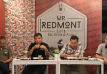 Wajah Bulukumba 2022: Bertabur Penghargaan, Genjot Pembangunan Fisik FOTO: Andi Muchtar Ali Yusuf didampingi Kadis Kominfo dan Persandian Pemkab Bulukumba Rudy Ramlan saat Coffe Night bersama puluhan awak media dalam refleksi Bulukumba tahun 2022 di Mr. Redmont Cafe, Kota Bulukumba, Senin, 2 Januari 2022.