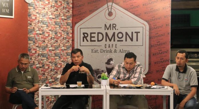 FOTO: Andi Muchtar Ali Yusuf didampingi Kadis Kominfo dan Persandian Pemkab Bulukumba Rudy Ramlan saat Coffe Night bersama puluhan awak media dalam refleksi Bulukumba tahun 2022 di Mr. Redmont Cafe, Kota Bulukumba, Senin, 2 Januari 2022.