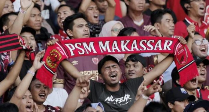 FOTO: Suporter PSM Makassar saat pertandingan melawan Persija Jakarta pada laga Piala Indonesia 2019 di SUGBK, Jakarta, Minggu (21/7). Persija menang 1-0 atas PSM. (Bola.com/M Iqbal Ichsan)