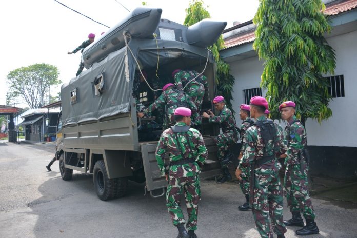 FOTO: Prajurit Batalyon Marinir Pertahanan Pangkalan Yonmarhanlan VI Makassar melaksanakan Latihan Penanggulangan Bencana Alam di Markas Sarang Petarung Jalan Yos Sudarso nomor 308 Kota Makassar. Selasa (03/01/2023).