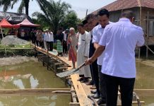 Awali Tahun 2023, Andi Rahim Letakkan Batu Pertama Pembangunan Masjid Al Musyafir di Mappadeceng FOTO: Tokoh Masyarakat yang juga bakal calon Bupati Luwu Utara, Andi Abdullah Rahim melakukan Peletakan batu pertama Masjid Al Musyafir di dusun Tambaksari desa Harapan kecamatan Mappedeceng. Selasa (03/01/2023)