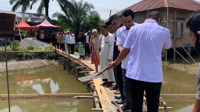 FOTO: Tokoh Masyarakat yang juga bakal calon Bupati Luwu Utara, Andi Abdullah Rahim melakukan Peletakan batu pertama Masjid Al Musyafir di dusun Tambaksari desa Harapan kecamatan Mappedeceng. Selasa (03/01/2023)