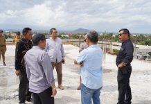 Pengrajin dan Pengusaha Saweran untuk Pembuatan Kapal Pinisi di Kantor Satu Atap FOTO: Bupati Bulukumba, Andi Muchtar Ali Yusuf saat bersama pengrajin dan pengusaha kapal Pinisi asal Kecamatan Bontobahari, Kabupaten Bulukumba.