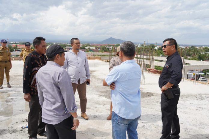 FOTO: Bupati Bulukumba, Andi Muchtar Ali Yusuf saat bersama pengrajin dan pengusaha kapal Pinisi asal Kecamatan Bontobahari, Kabupaten Bulukumba.