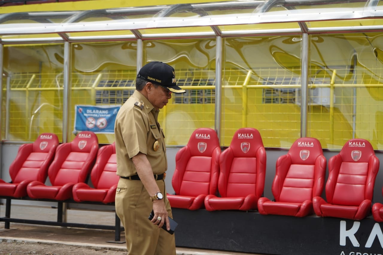 FOTO: Wali Kota Parepare, Taufan Pawe (TP) saat meninjau kesiapan stadion gelora BJ Habibie siang tadi. Selasa 3 Januari 2023.