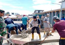 Jalin Kebersamaan Bersama Masyarakat, Kodim 1715/Yahukimo Bantu Pengecoran Masjid FOTO: Personil Kodim 1715/Yahukimo dan Babinsa Koramil 1715-06/Dekai melaksanakan karya bakti dengan membantu masyarakat melakukan Pengecoran, Pembuatan WC dan kamar mandi Masjid At-Taqwa, Distrik Dekai, Kab. Yahukimo, Selasa (03/01/23).