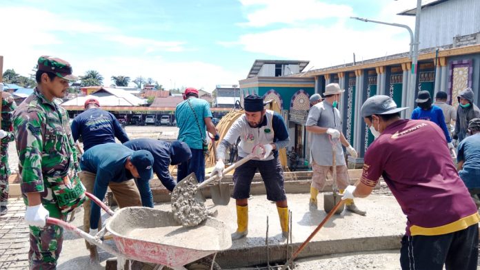 FOTO: Personil Kodim 1715/Yahukimo dan Babinsa Koramil 1715-06/Dekai melaksanakan karya bakti dengan membantu masyarakat melakukan Pengecoran, Pembuatan WC dan kamar mandi Masjid At-Taqwa, Distrik Dekai, Kab. Yahukimo, Selasa (03/01/23).