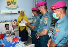 Mempererat Jiwa Kekeluargaan, Perwira Petarung Yonmarhanlan VI Menjenguk Anggota Yang Sedang Sakit FOTO: Perwira Batalyon Marinir Pertahanan Pangkalan VI (Yonmarhanlan VI) Makassar melaksanakan kunjungan sosial menjenguk anggota serta keluarga anggota Yonmarhanlan VI yang sedang sakit dirawat di RSAL Jala Ammari Lantamal VI