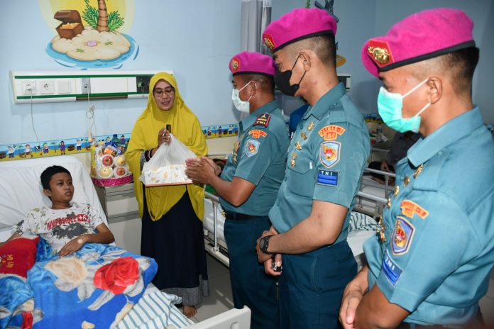 FOTO: Perwira Batalyon Marinir Pertahanan Pangkalan VI (Yonmarhanlan VI) Makassar melaksanakan kunjungan sosial menjenguk anggota serta keluarga anggota Yonmarhanlan VI yang sedang sakit dirawat di RSAL Jala Ammari Lantamal VI