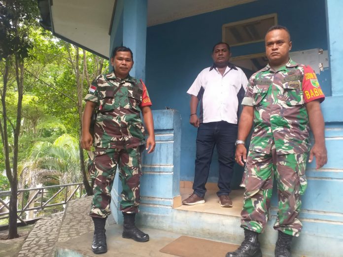 FOTO: Babinsa Koramil 1701-02/Japut Sertu Muhammad Asri turun langsung melihat daerah binaannya di Kelurahan Trikora, Kota Jayapura, Rabu (4/1/2023).