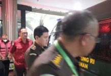 Penyidik Jampidsus Jebloskan Pejabat Kemkominfo ke Rutan Salemba FOTO: Tiga tersangka perkara dugaan korupsi proyek penyediaan infrastruktur base transceiver station (BTS) di Kementerian Komunikasi dan Informatika (Kominfo), saat dibawa ke Rutan Salemba. Rabu (4/1/2023).