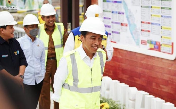 FOTO: Presiden Jokowi meresmikan Jalan Tol Ruas Pekanbaru-Padang, Seksi Pekanbaru-Bangkinang, Rabu (04/01/2023), di Gerbang Tol Bangkinang, Kabupaten Kampar, Riau. (Foto: Humas Setkab/Agung)