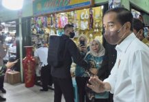 Presiden Tinjau Aktivitas Perdagangan di Pasar Bawah, Pekanbaru FOTO: Presiden Jokowi meninjau Pasar Bawah, Kota Pekanbaru, Riau, Rabu (04/01/2023). (Foto: Humas Setkab/Jay)