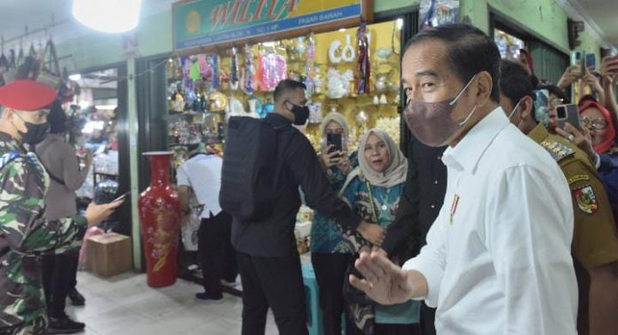 FOTO: Presiden Jokowi meninjau Pasar Bawah, Kota Pekanbaru, Riau, Rabu (04/01/2023). (Foto: Humas Setkab/Jay)