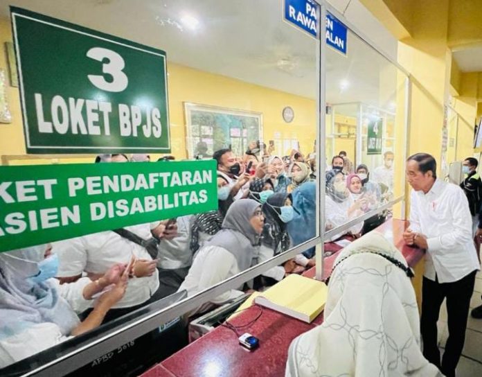 FOTO: Presiden Jokowi berkunjung ke RSUD Arifin Achmad di Kota Pekanbaru, Provinsi Riau, Rabu (04/12/2023). (Foto: BPMI Setpres/Laily Rachev)