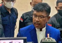 Gawat, Kejagung Periksa Johnny Plate Besok, Kasus Dugaan TPPU Penyedia Menara BTS Senilai Rp10 Triliun Foto: Menteri Komunikasi dan Informatika yang juga Sekjen Partai NasDem, Johnny G Plate (Suara.com/Novian)