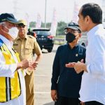 Presiden Tekankan Pembangunan Infrastruktur harus Ramah Lingkungan FOTO: Dalam perjalanan menuju Kabupaten Rokan Hilir pada Kamis (05/01/2023) pagi, Presiden Jokowi meminta agar rombongan berhenti di tempat istirahat di KM 82. (Foto: BPMI Setpres/Laily Rachev)