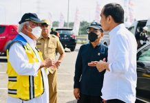 Presiden Tekankan Pembangunan Infrastruktur harus Ramah Lingkungan FOTO: Dalam perjalanan menuju Kabupaten Rokan Hilir pada Kamis (05/01/2023) pagi, Presiden Jokowi meminta agar rombongan berhenti di tempat istirahat di KM 82. (Foto: BPMI Setpres/Laily Rachev)