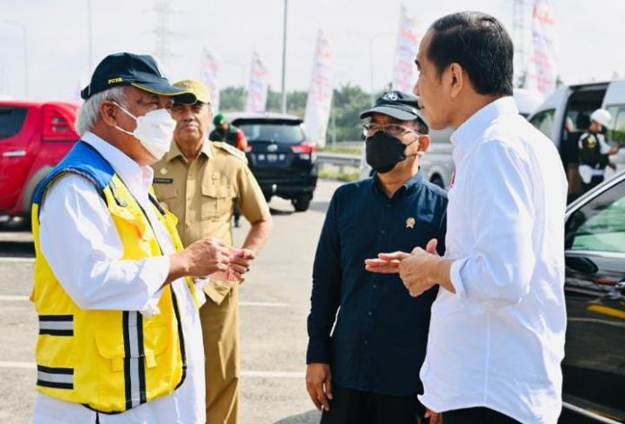 FOTO: Dalam perjalanan menuju Kabupaten Rokan Hilir pada Kamis (05/01/2023) pagi, Presiden Jokowi meminta agar rombongan berhenti di tempat istirahat di KM 82. (Foto: BPMI Setpres/Laily Rachev)