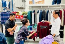 Kunjungi Mal di Pekanbaru, Presiden dan Para Menteri Belanja Produk Lokal Indonesia FOTO: Presiden Jokowi didampingi Menteri Sekretaris Negara Pratikno, Menteri PUPR Basuki Hadimuljono, dan Menteri BUMN Erick Thohir saat berbelanja di Mal Living World, Jalan Soekarno Hatta, Kota Pekanbaru, Provinsi Riau, Rabu (04/01/2023). (Foto: BPMI Setpres/Laily Rachev)