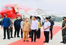 Hari Kedua di Provinsi Riau, Presiden akan Resmikan SPAM hingga Tinjau Kawasan PT Pertamina Hulu Rokan FOTO: Presiden Jokowi saat tiba di Bandar Udara Internasional Sultan Syarif Kasim II, Kota Pekanbaru, Provinsi Riau, Rabu (04/01/2023). (Foto: BPMI Setpres/Laily Rachev)