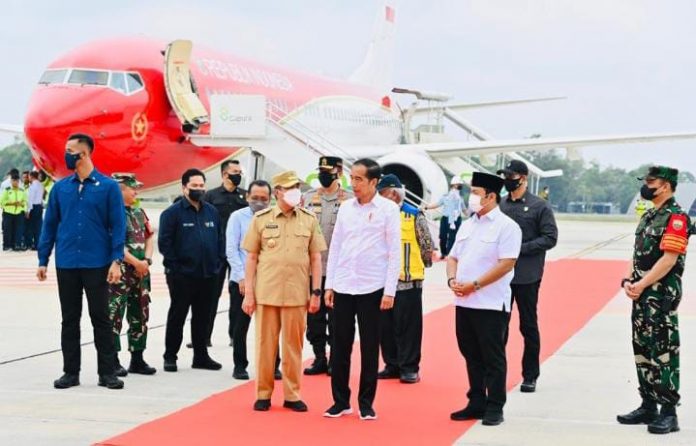 FOTO: Presiden Jokowi saat tiba di Bandar Udara Internasional Sultan Syarif Kasim II, Kota Pekanbaru, Provinsi Riau, Rabu (04/01/2023). (Foto: BPMI Setpres/Laily Rachev)