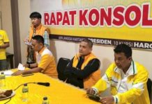 Optimis Partai Golkar Raih 3 Kursi di Dapil 2 Makassar, AWT: Saya Apresiasi Kinerja PPK dan Panwascam FOTO: Pengurus DPD II Golkar Makassar dari kiri, H. Ismail (Bendahara) H. Munafri Arifuddin, (Ketua) Abdul Wahab Tahir Wakil Ketua Bidang Bappilu.