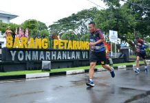 Tingkatkan Kemampuan Fisik, Sarang Petarung Yonmarhanlan VI Makassar Laksanakan Latihan Lari 3.200 Meter FOTO: Prajurit Petarung Batalyon Marinir Pertahanan Pangkalan VI (Yonmarhanlan VI) Makassar menggelar Latihan Perorangan Dasar (LPD) TW I TA.